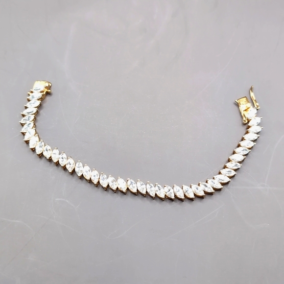 VTG Tennis Bracelet Marquise Cut Prong Set Cubic Zirconia Gold Tone Box Clasp - Picture 4 of 11